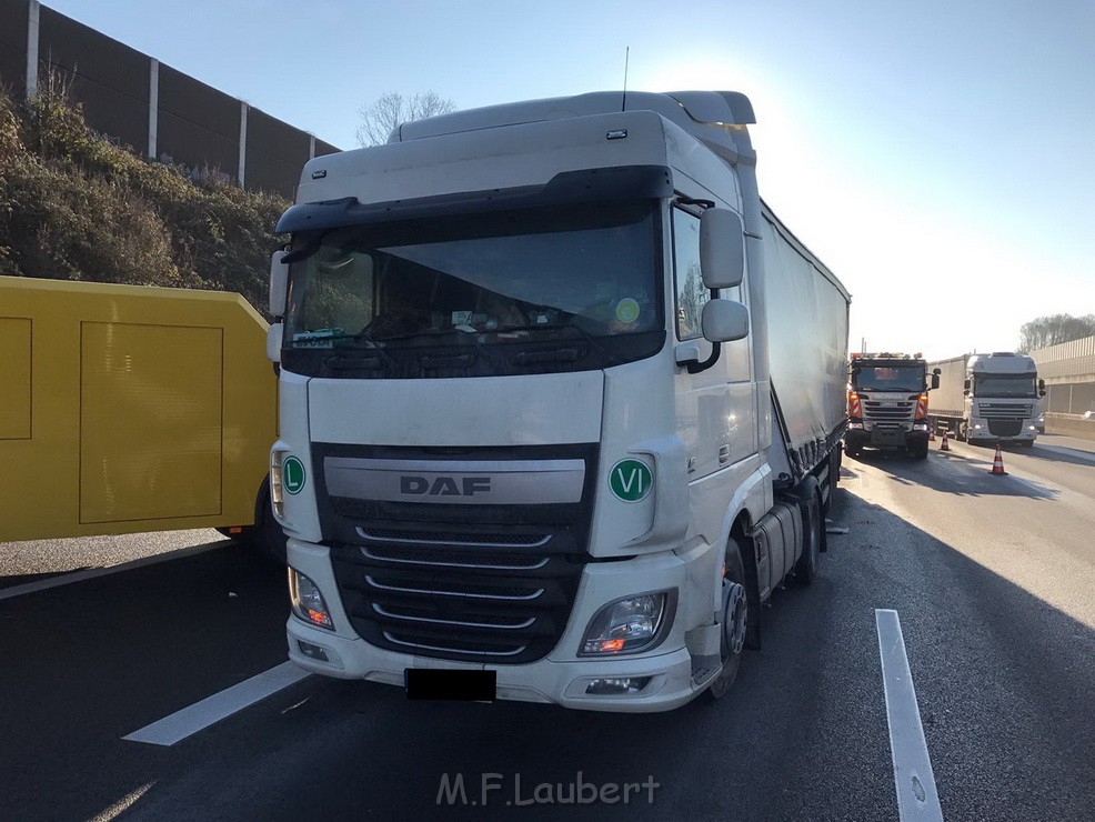 LKW Ladung verschoben A 3 Rich Oberhausen Hoehe AS Koeln Dellbrueck SP P01.jpg